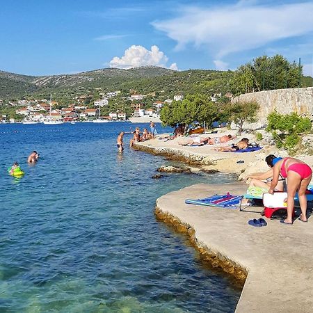 Apartments With A Parking Space Vinisce, Trogir - 17062 Exterior photo