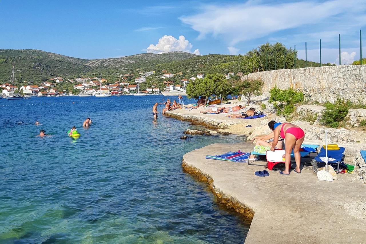 Apartments With A Parking Space Vinisce, Trogir - 17062 Exterior photo